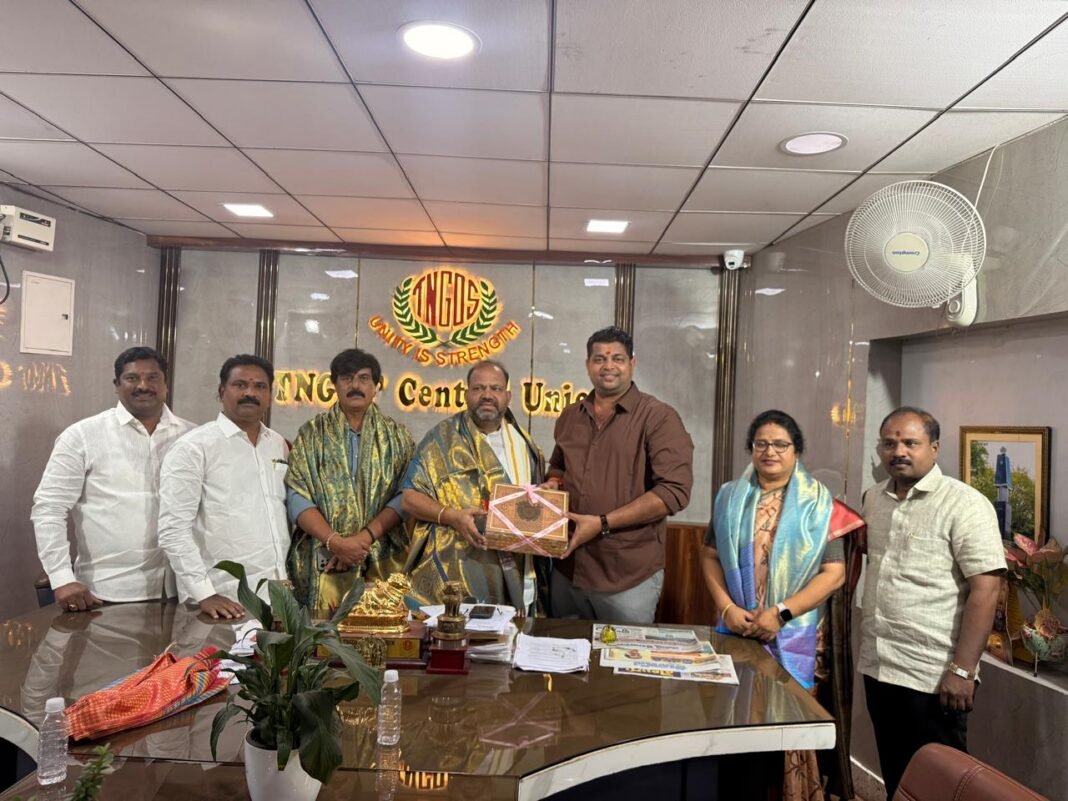 District leaders extend Dussehra greetings to the TNGO state president