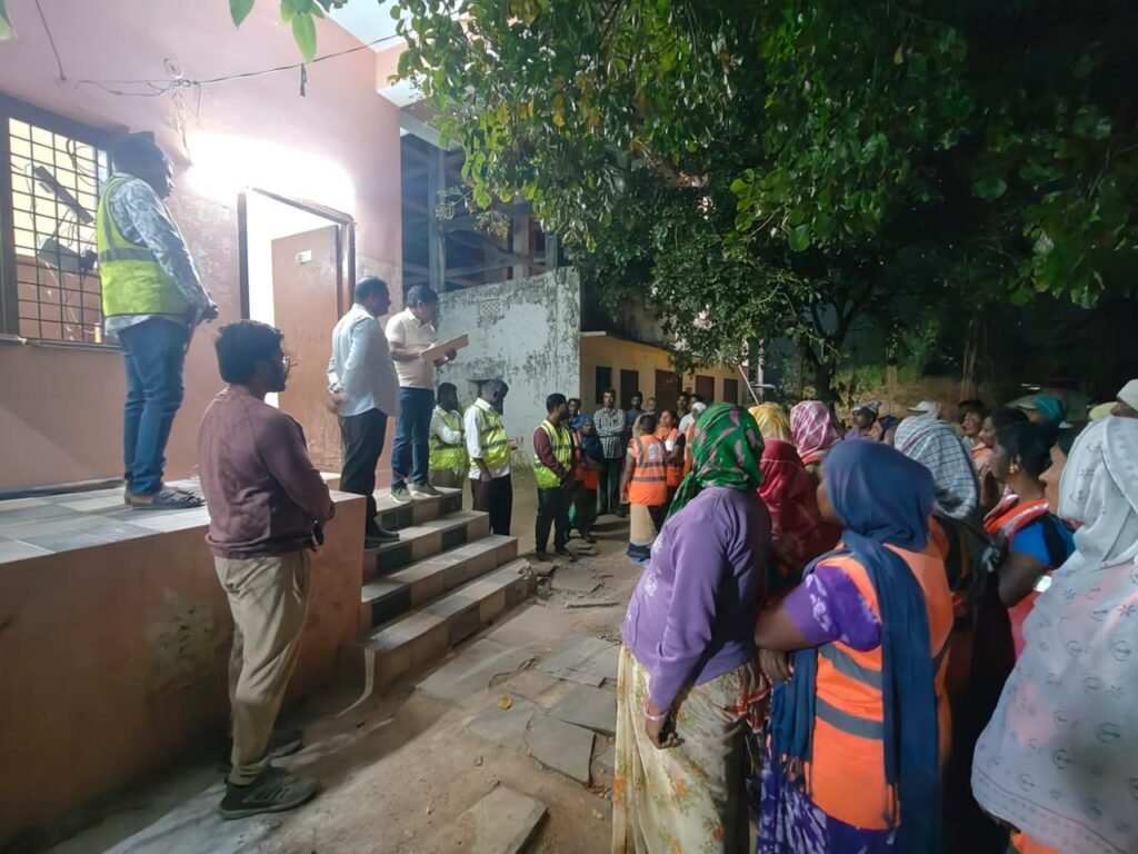 పారిశుద్య కార్మికుల హాజరును పరిశీలించిన మున్సిపల్ కమిషనర్