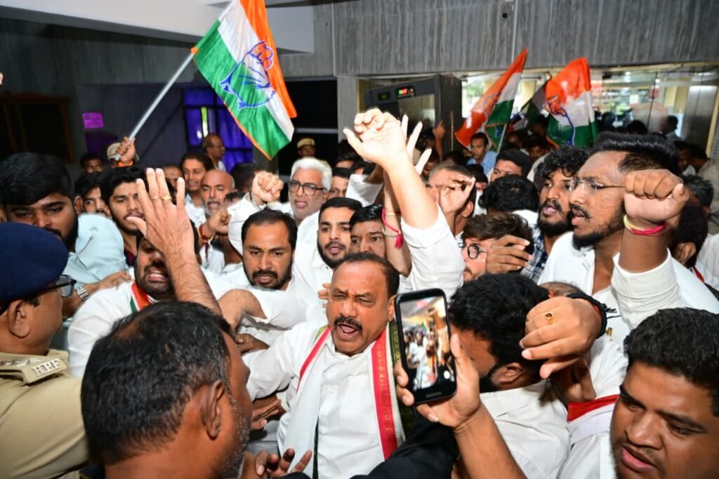 Congress stages a flash protest in front of the Railway GM's office