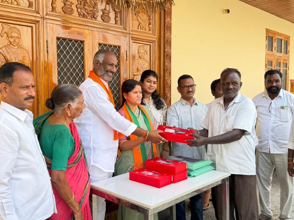 మున్సిపల్ కార్మికులకు దసరాకు బట్టల పంపిణీ