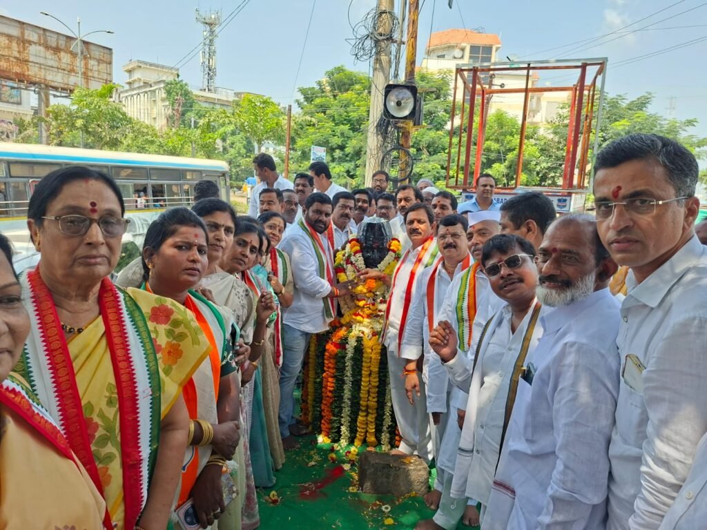 Congress cadres paid tribute to Gandhi and Shastri.