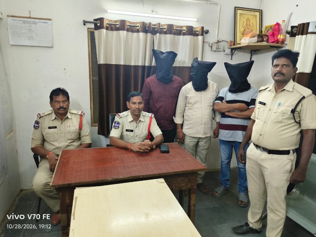 పోలీసుల విధులకు ఆటంకం కలిగించిన ముగ్గురి అరెస్టు