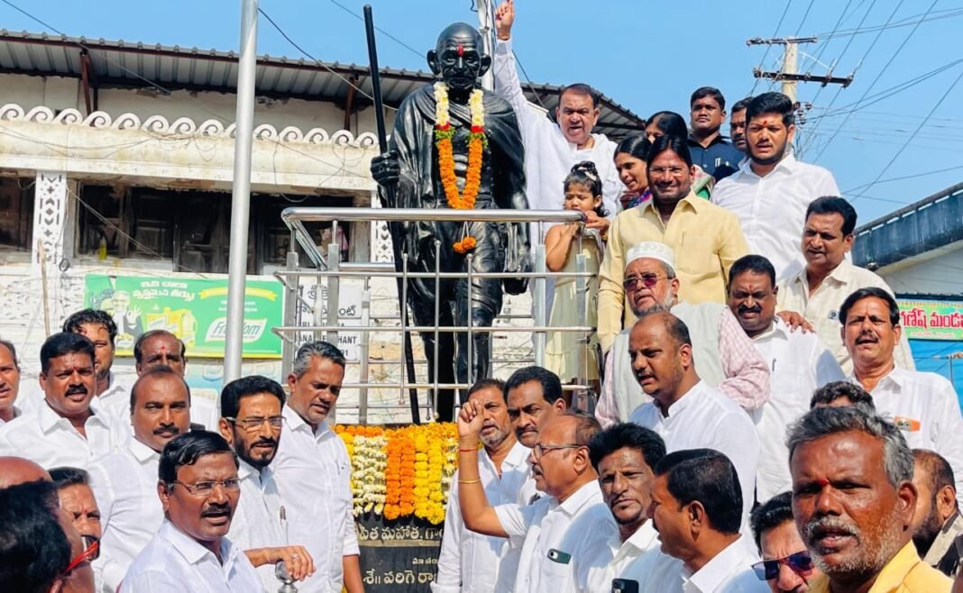 Pocharam pays tribute to Gandhi's statue in Banswada.