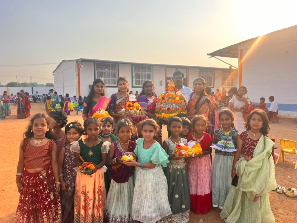  రిపుల్స్ స్కూల్‌లో ఘనంగా ముందస్తు బతుకమ్మ వేడుకలు