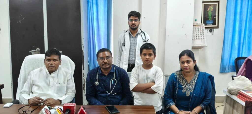 కట్లపాము కరిచిన బాలుడిని రక్షించిన జీజీహెచ్ వైద్యులు