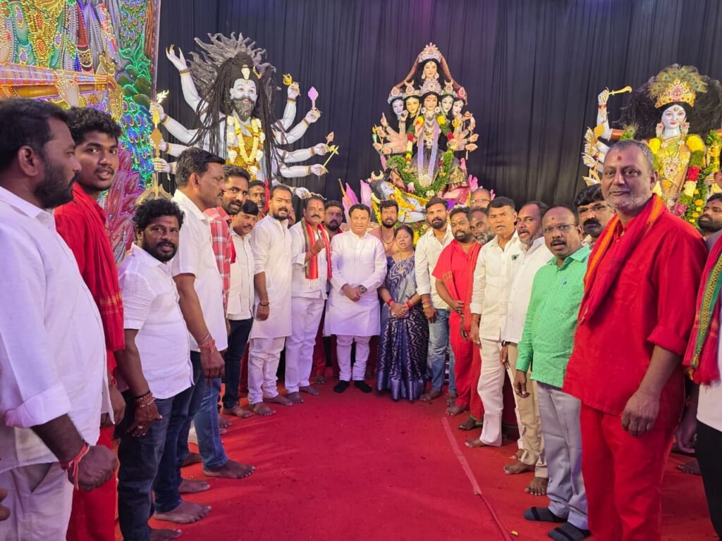 దుర్గామాత మండపాల్లో ప్రత్యేక పూజలు నిర్వహించిన మాజీ ఎమ్మెల్యే గణేష్ బిగాల