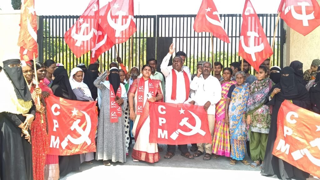 నిరుపేద ప్రజలకు ఫారెస్టు అధికారులు నోటీసులు ఇచ్చి భయభ్రాంతులకు గురి చేస్తున్నారు