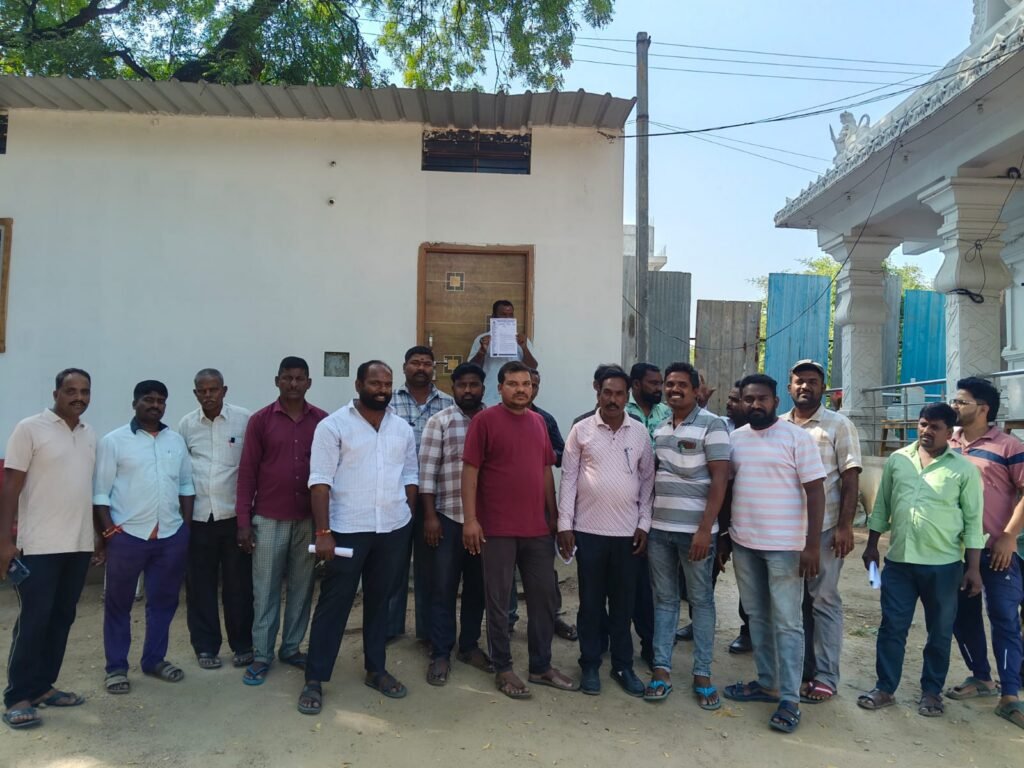 Municipal outsourcing employees on indefinite strike