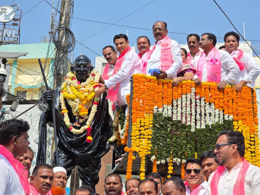 మహాత్మా గాంధీకి మాజీ ఎమ్మెల్యే గణేష్ బిగాల నివాళులు