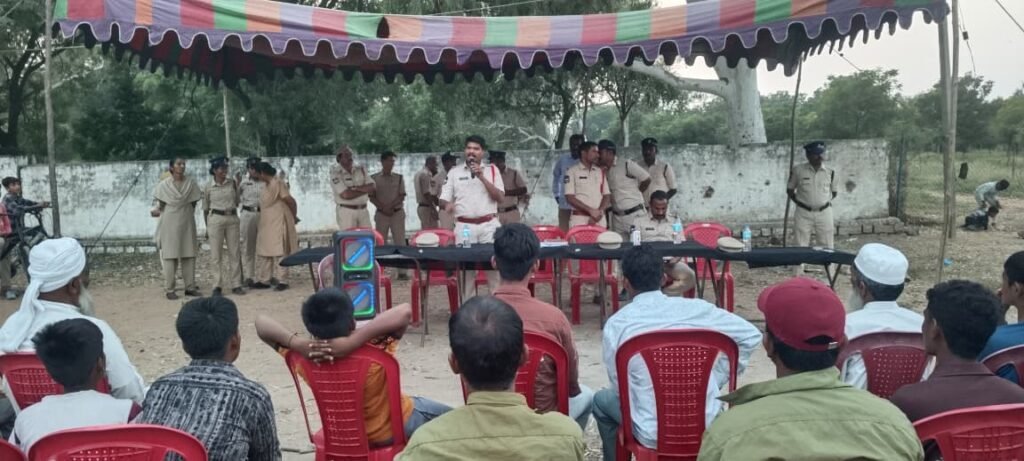 అపరిచితుల సమాచారాన్ని పోలీసులకు అందించాలి