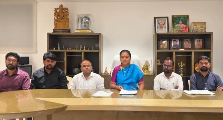 Reducing the salaries of NHM employees is unfair.